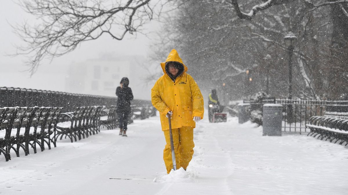 Extrémní zimy neznamenají, že se globální oteplování neděje, tvrdí vědci